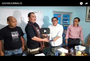 Ketua PWI Banten Beri Cenderamata Kepada Zulmansyah